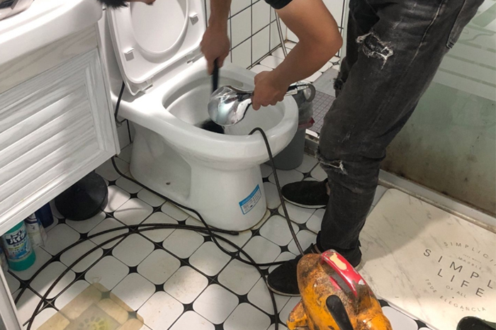 向阳街道疏通下水道