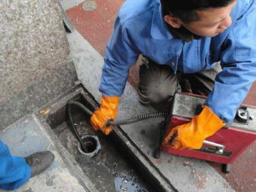 向阳街道疏通下水道