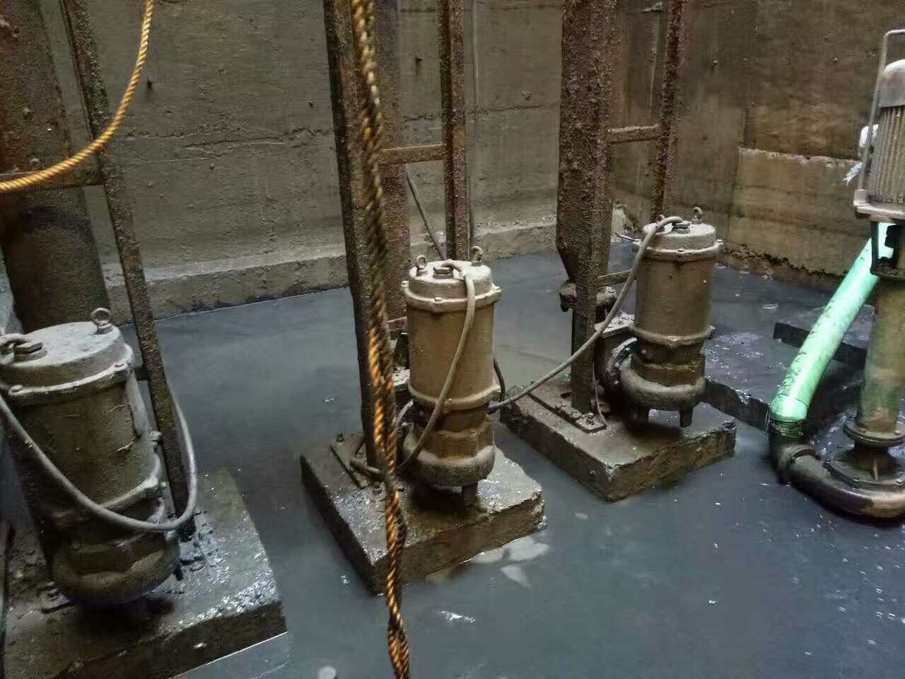 向阳街道污水池清理