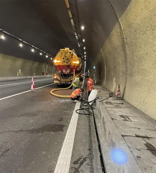 向阳街道隧道排水渠清淤